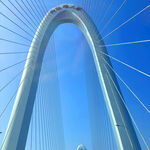 壮观桥梁仰拍图