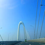 壮观现代桥梁横跨天际