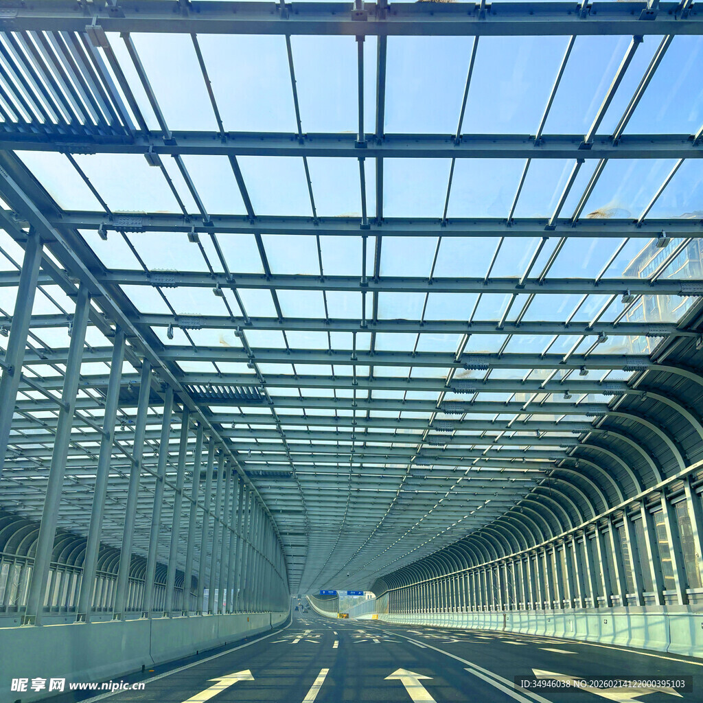 现代通透玻璃顶棚建筑空间