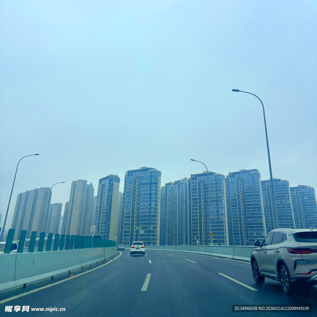 城市高架上的行驶景象