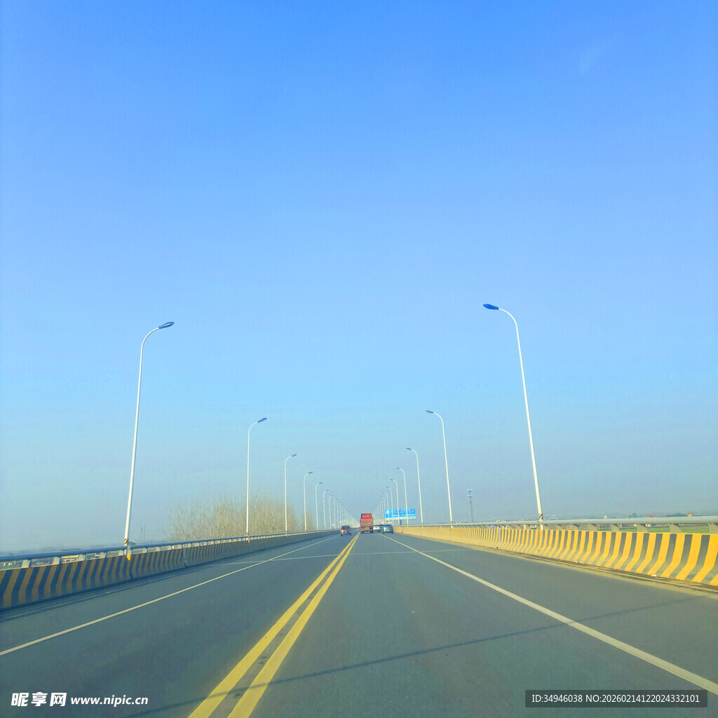 宽阔公路伸向远方