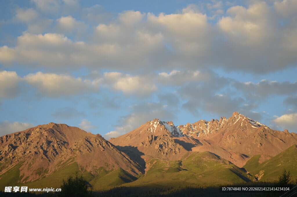 壮丽山峦与天际白云