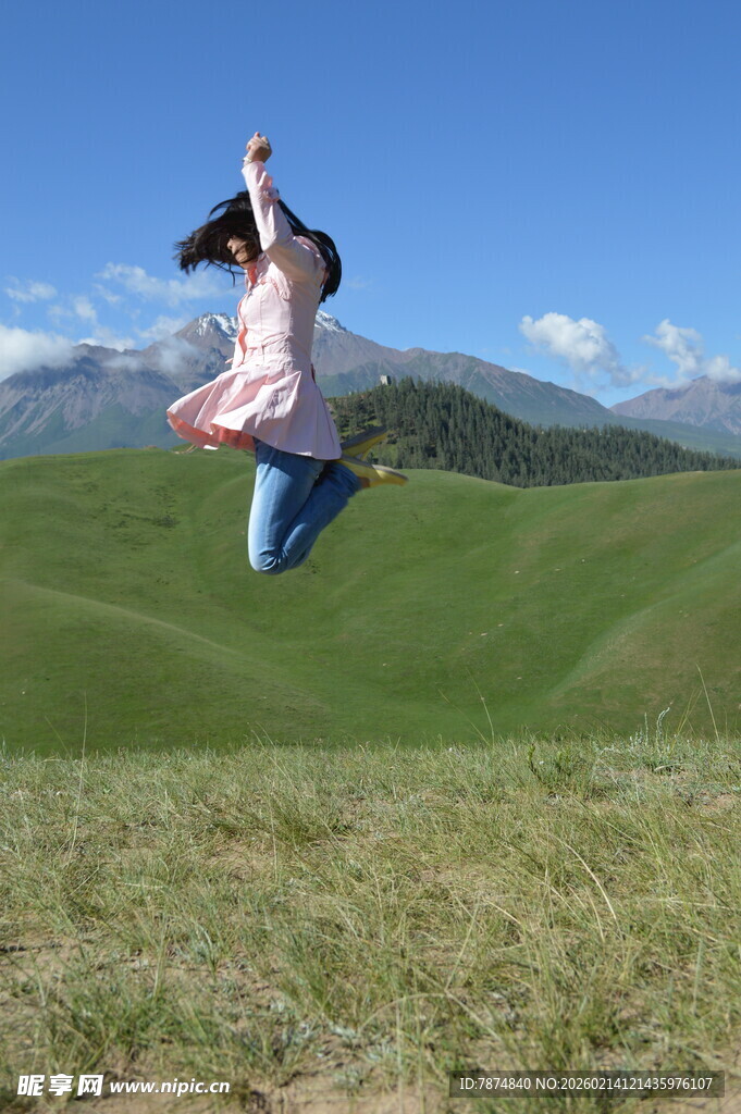 女孩在草原上欢快跳跃