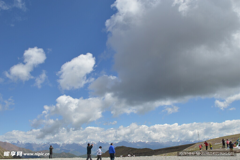 蓝天白云下的户外场景