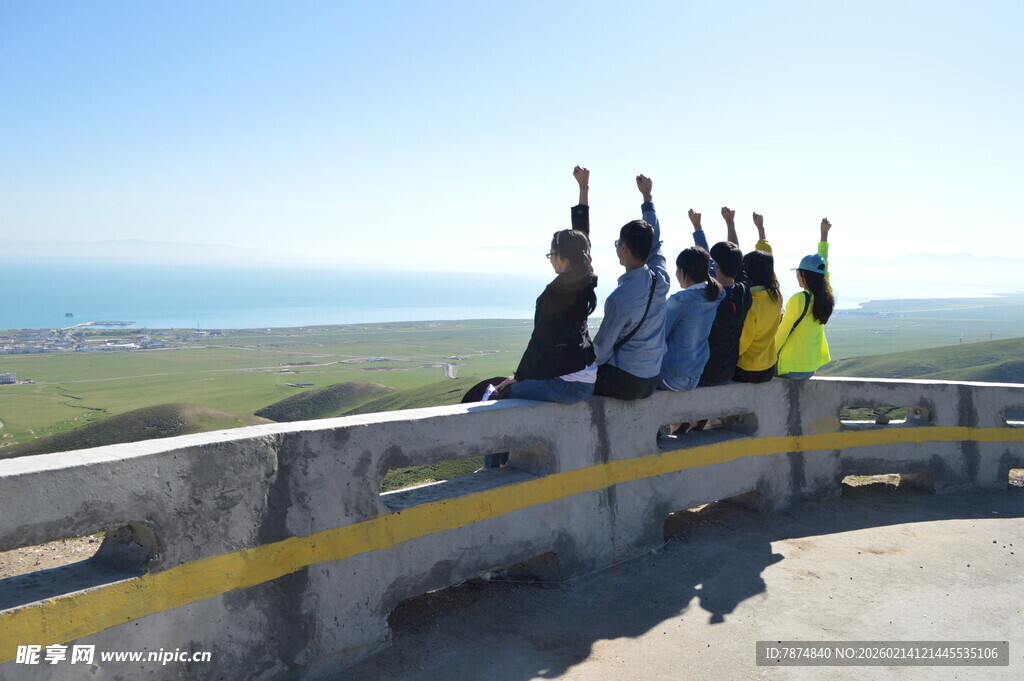 年轻人观景台欢呼留念