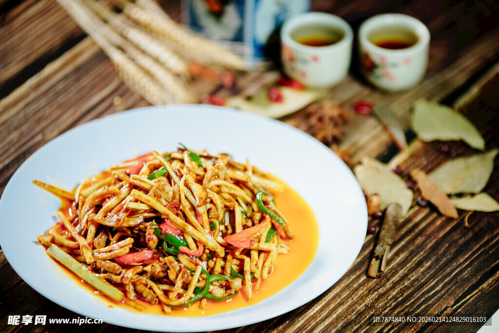 美味炒面摆于木桌之上
