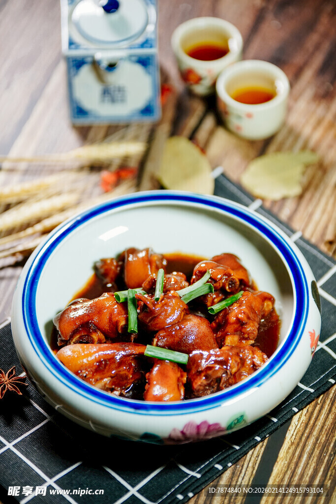 美味红烧鸡块摆于碗中