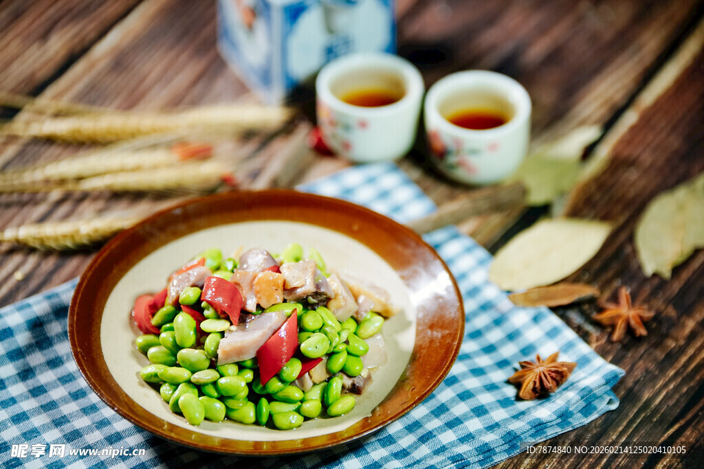 木桌旁的美味毛豆菜肴