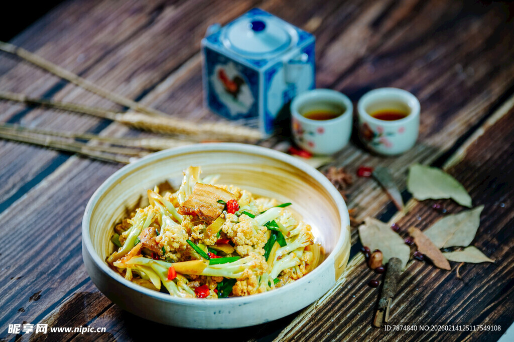 中式美味炒面配茶具