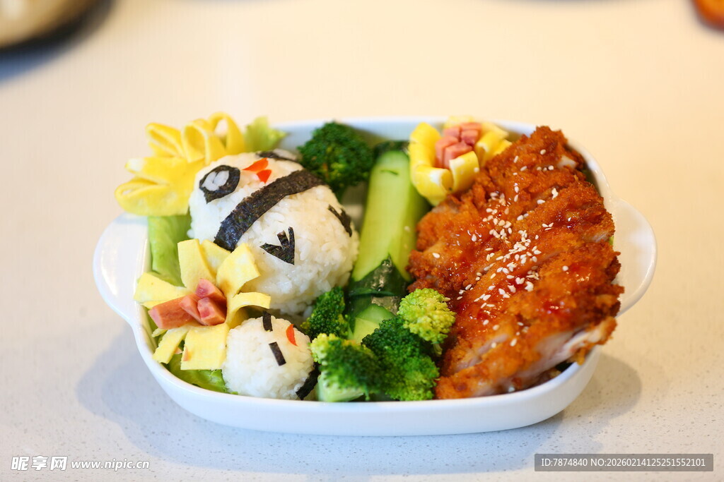 可爱熊猫造型的美味餐食