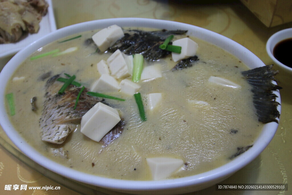 鲜美鱼头豆腐汤