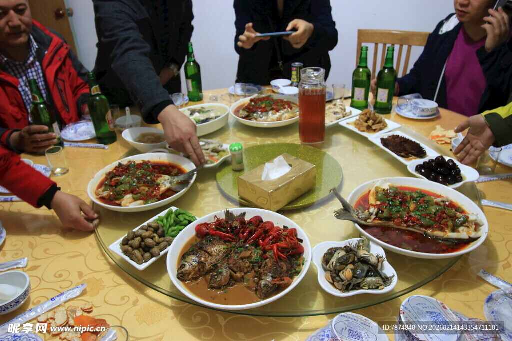 聚餐场景中的丰盛美食