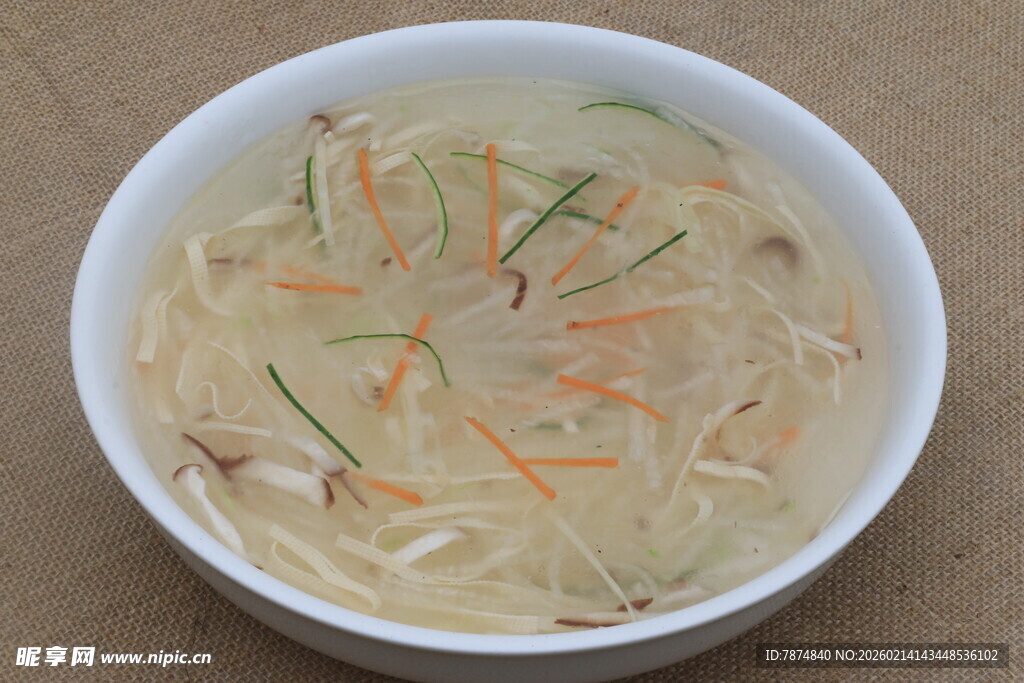 一碗清爽蔬菜鸡肉汤