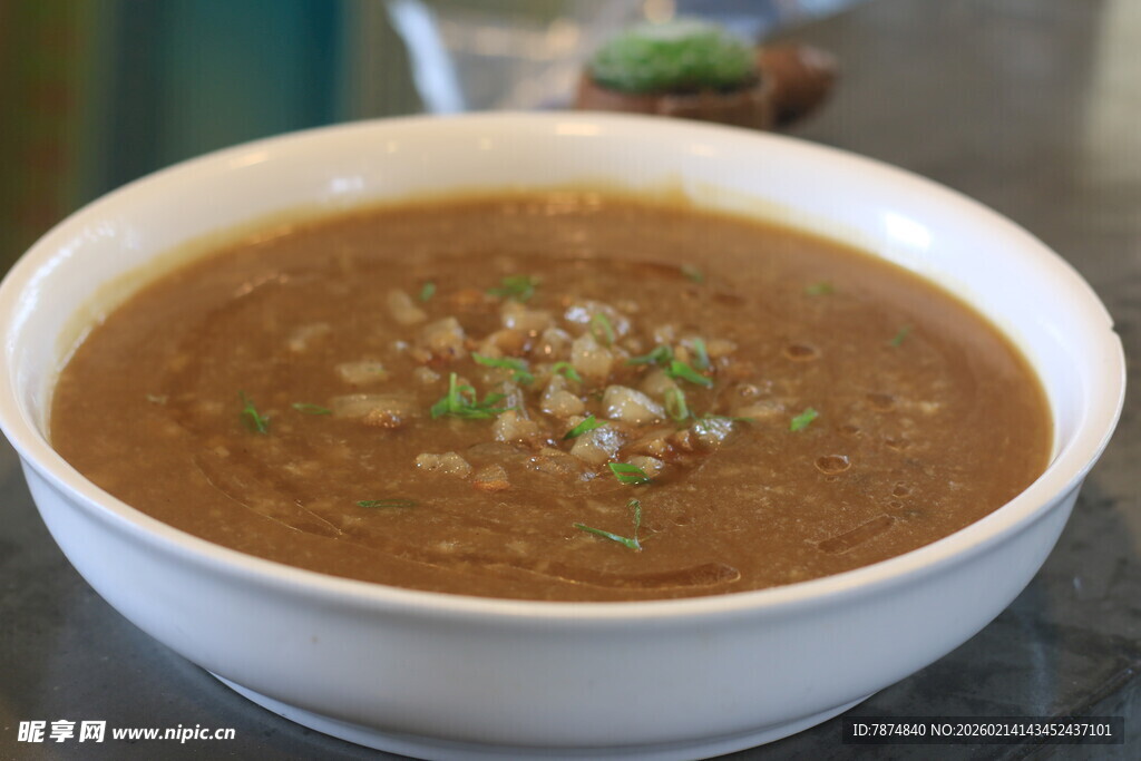 美味香浓的棕色蔬菜汤