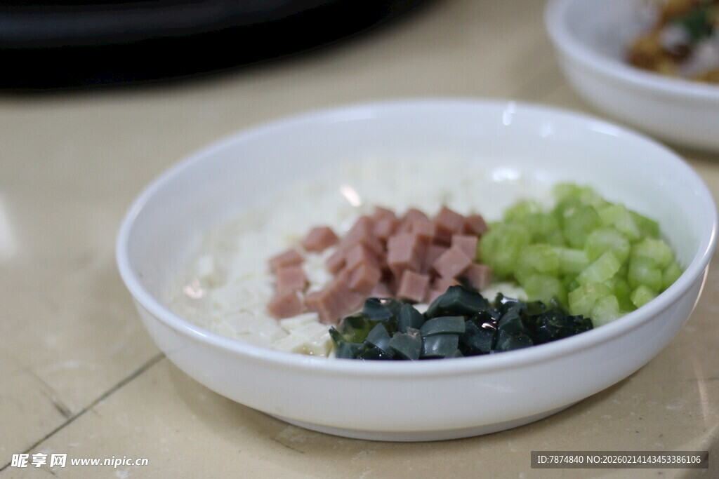 蔬菜肉粒搭配营养碗