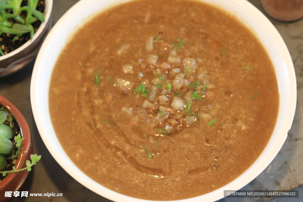 香浓豆泥汤 点缀清新葱花