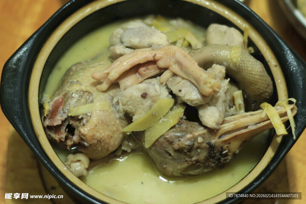 美味砂锅炖鸡食材丰富