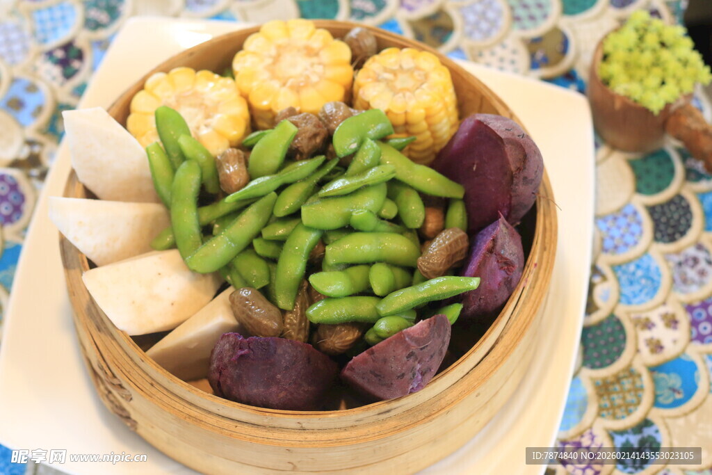 竹制容器中的多彩蔬菜拼盘