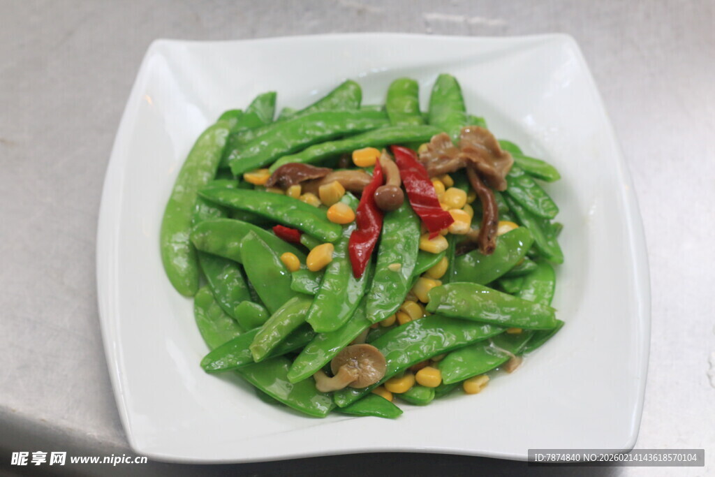豆角炒肉配玉米