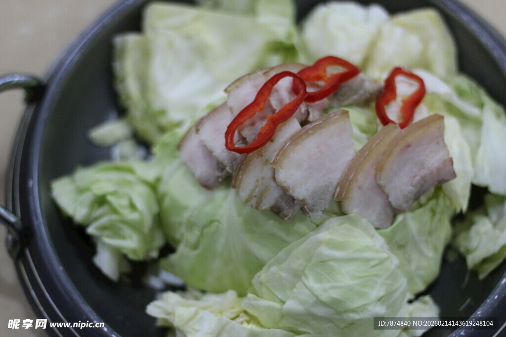 生菜配肉片 点缀红辣椒