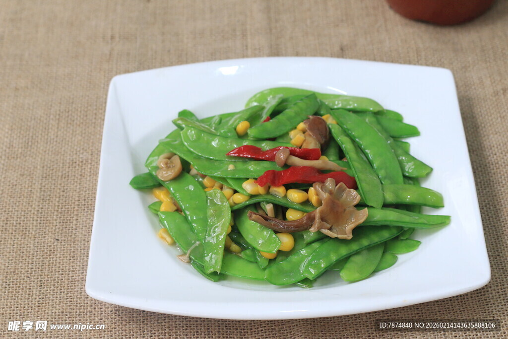 香辣四季豆摆于白盘