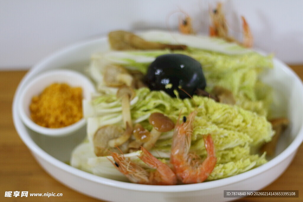 海鲜蔬菜沙拉配特色酱料