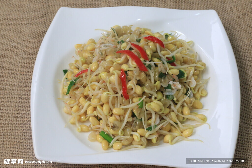 美味炒面摆于白盘