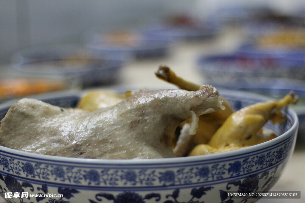 青花瓷碗中的美味卤味