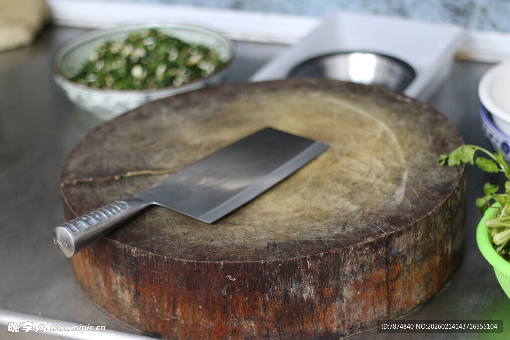 木墩上的锋利菜刀