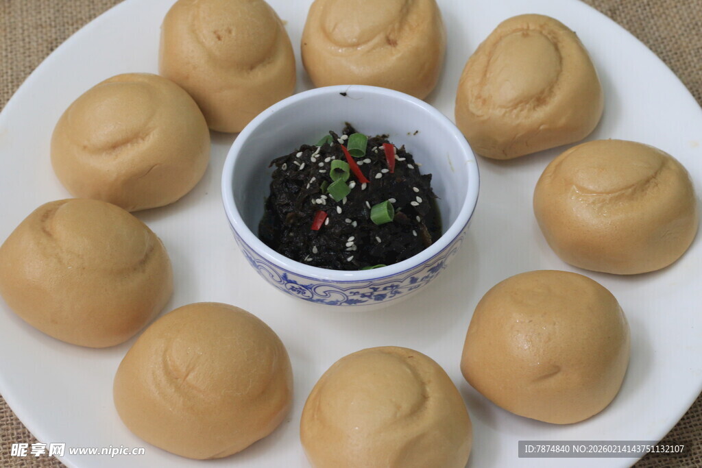 金黄窝头配蘸料