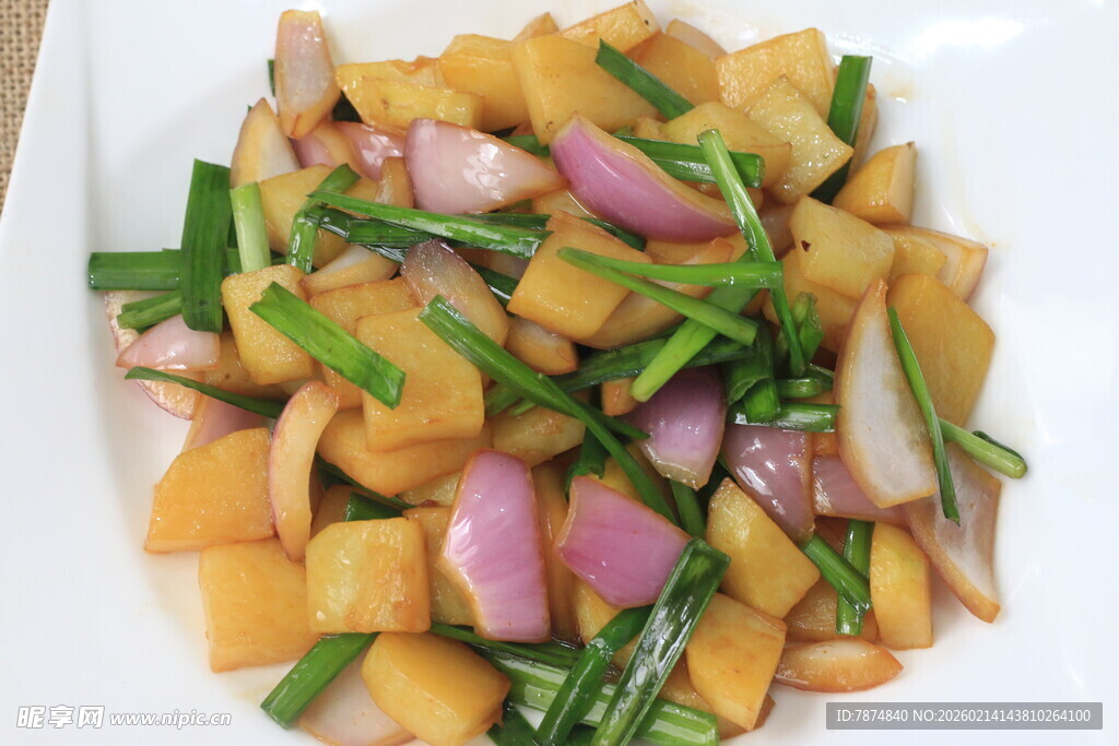 炒土豆配葱段与紫洋葱