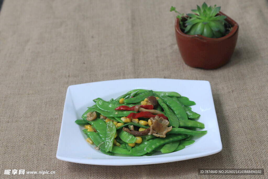 美味清炒豆角摆盘中