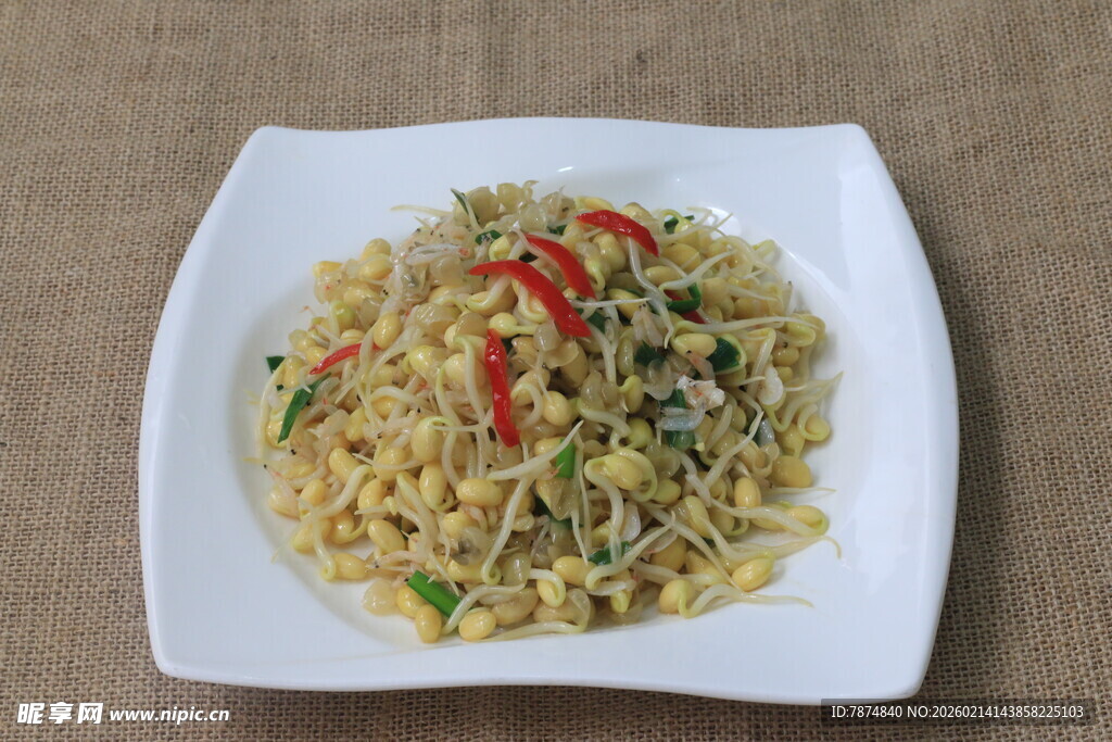美味炒面摆于白盘