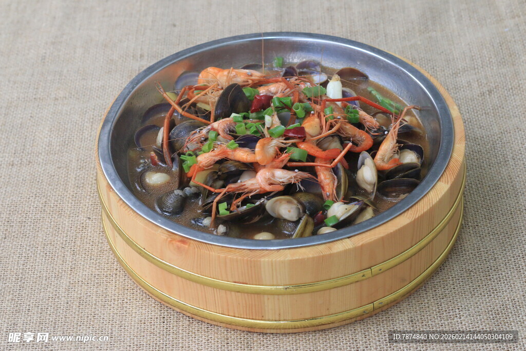 竹制蒸笼中的美味海鲜料理