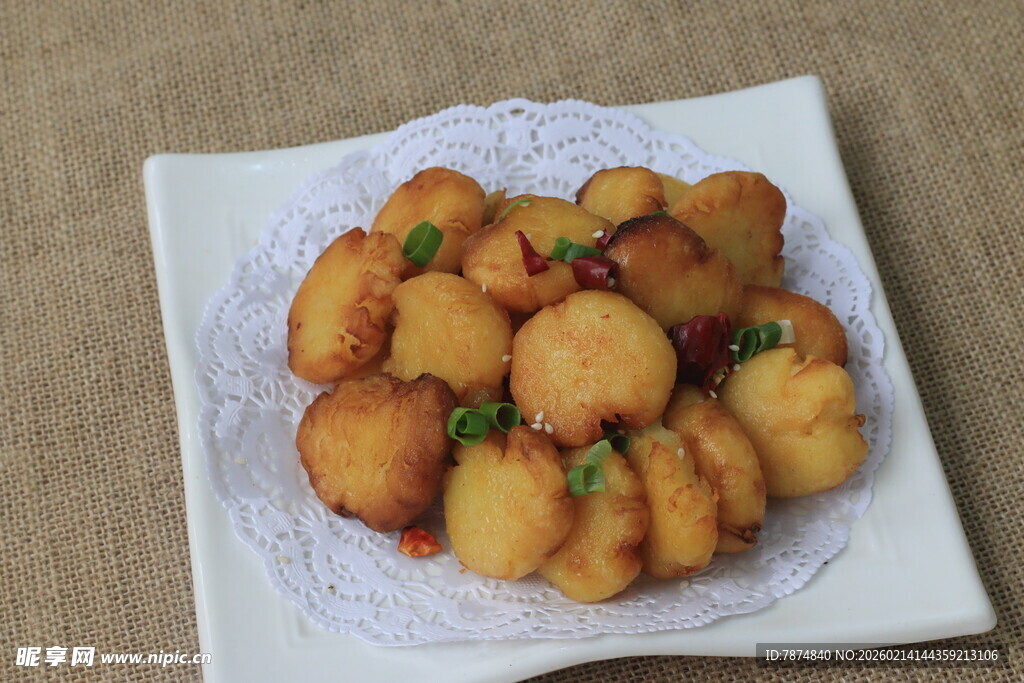 美味炸南瓜丸子摆盘中