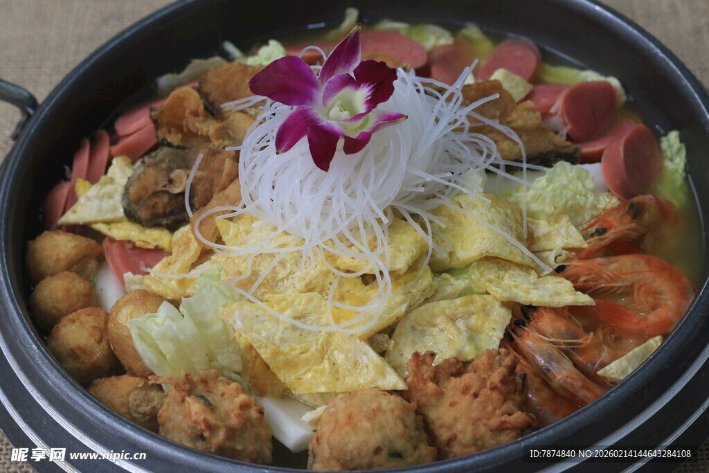 美味丰盛的特色火锅拼盘