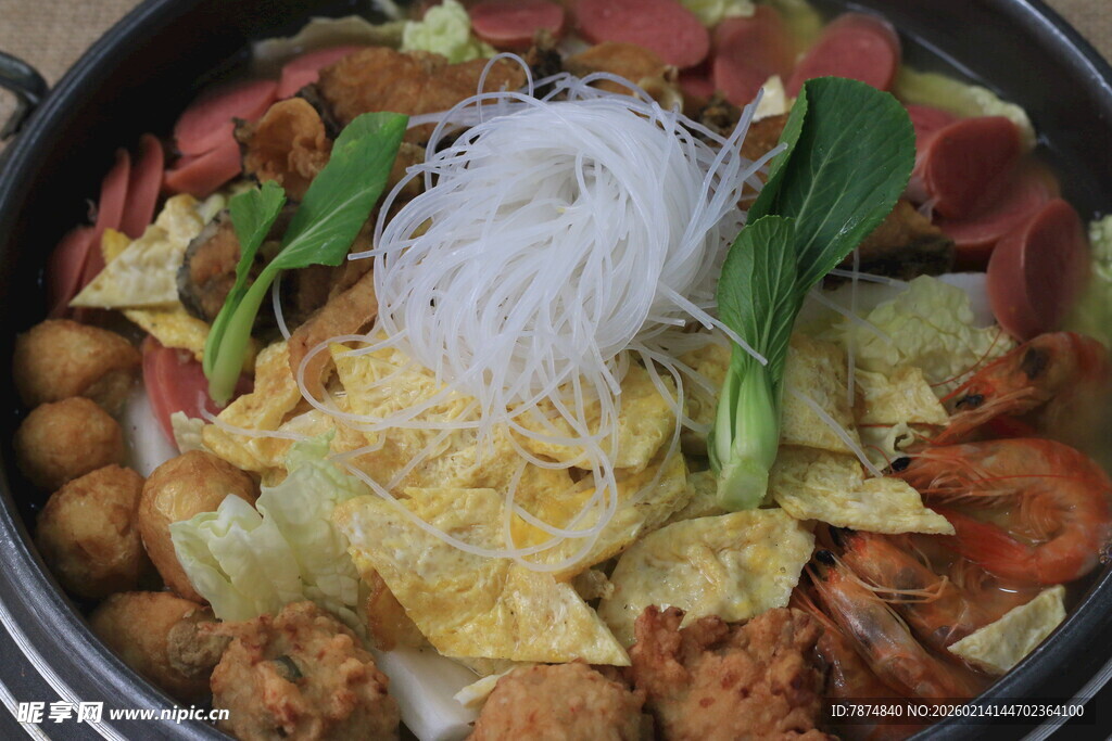 美味丰盛的一锅食材大杂烩