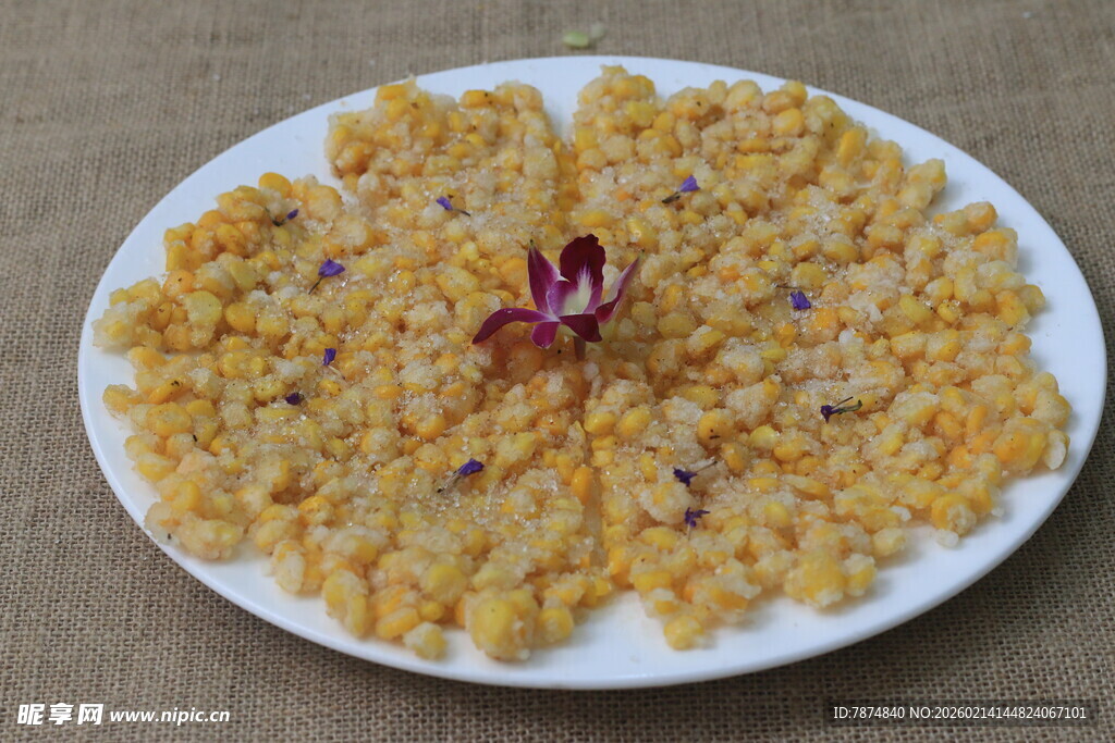 美味黄米饭摆花饰
