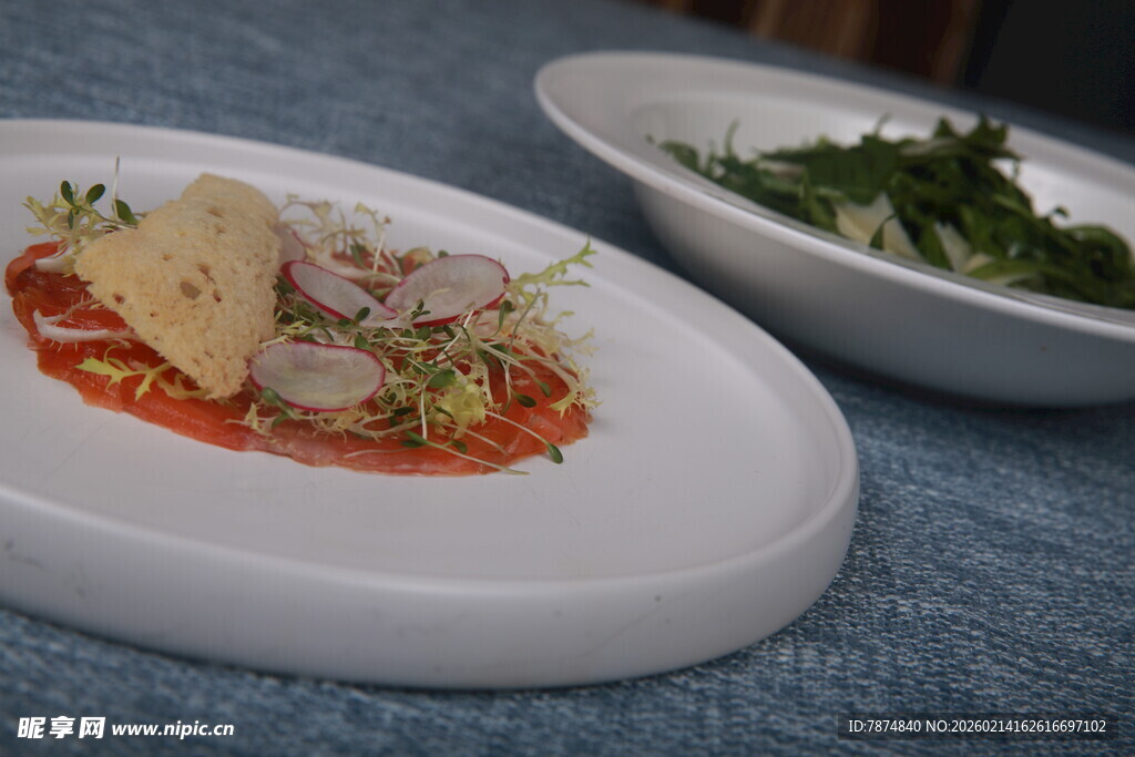 精致摆盘的美味海鲜菜肴