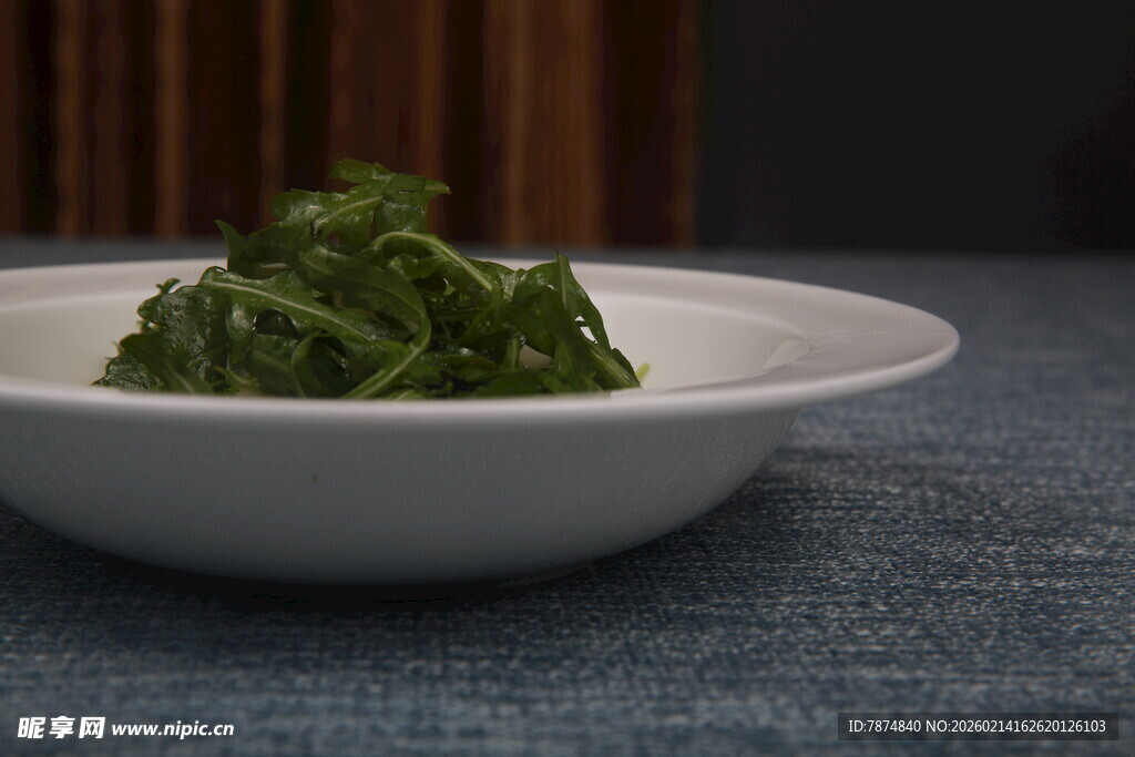 白色碗中嫩绿蔬菜