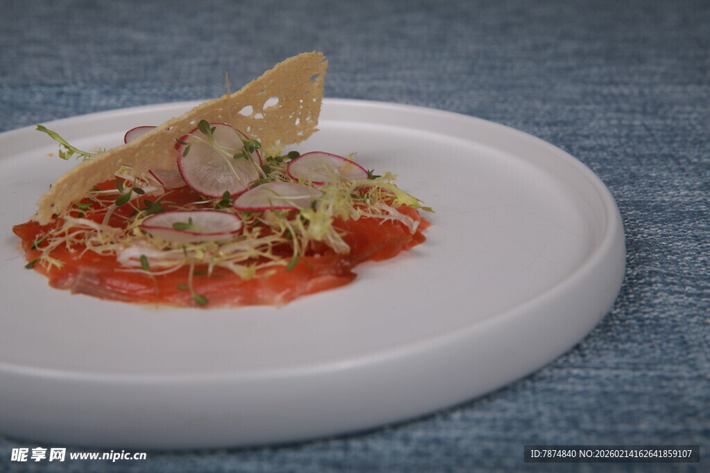 精致摆盘的美味海鲜料理