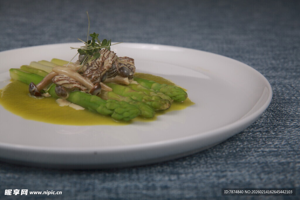 精致摆盘的美味绿色菜肴