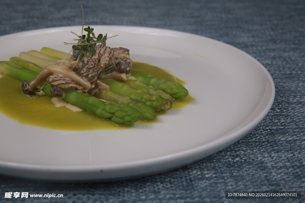 精致摆盘的美味绿色菜肴