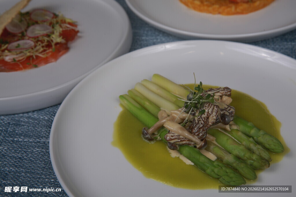 精致摆盘的美味蔬菜料理