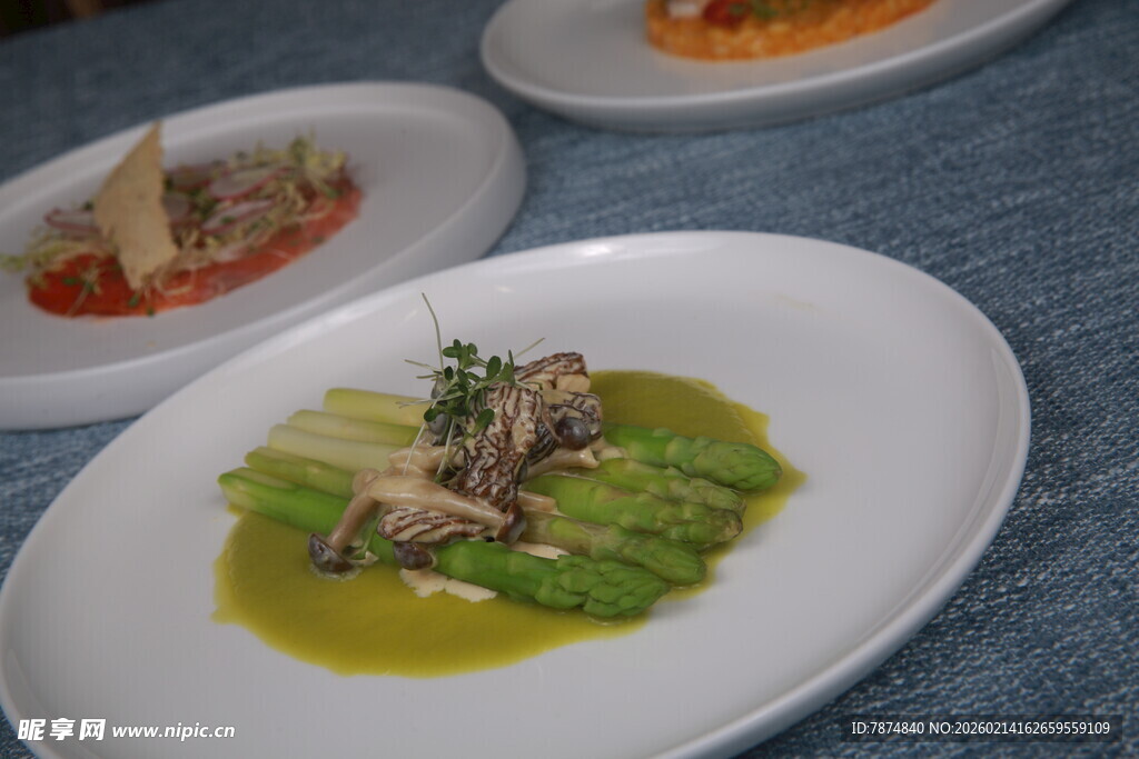 精致摆盘的特色蔬菜料理