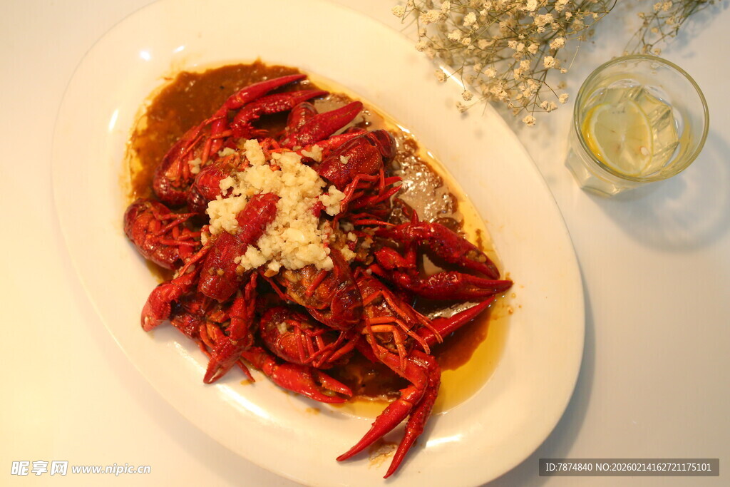 美味蒜蓉小龙虾一盘