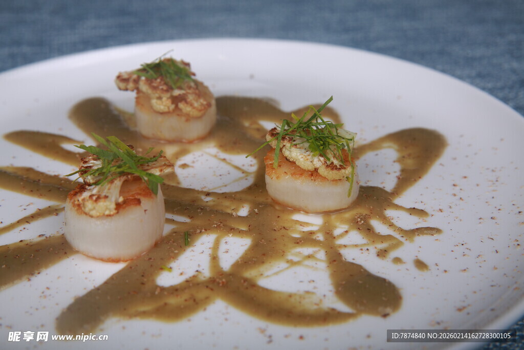 美味扇贝配特色酱汁