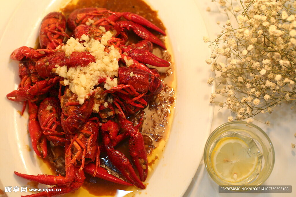 美味蒜蓉小龙虾配饮品