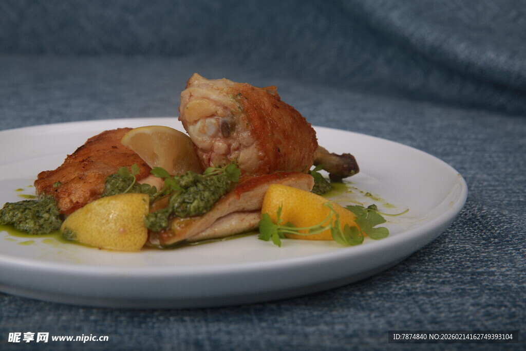 美味烤鸡配蔬菜与水果