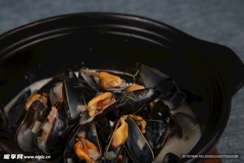 黑锅中的美味贻贝